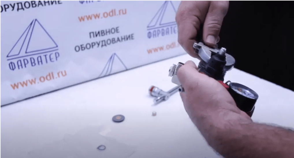 закручивам переднюю крышку-min.png