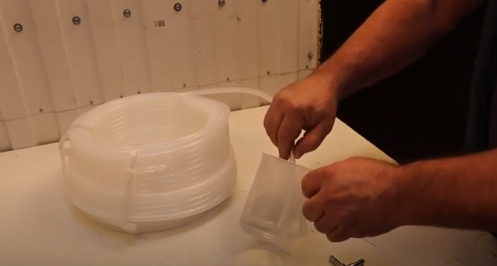 3 шланг в воде.png